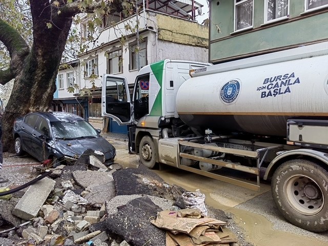 Bursa'da selden geriye kalan yıkımlar...