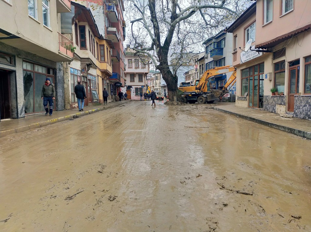Bursa'da selden geriye kalan yıkımlar...