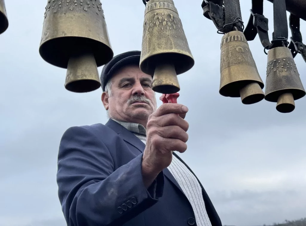 Tekirdağ'da keçi yetiştiren yaşlı adam çanlarla müzik yapıyor