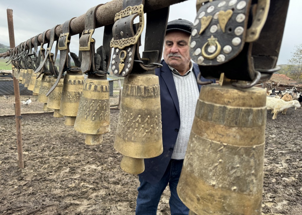 Tekirdağ'da keçi yetiştiren yaşlı adam çanlarla müzik yapıyor