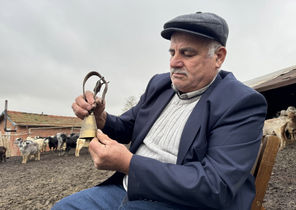 Tekirdağ'da keçi yetiştiren yaşlı adam çanlarla müzik yapıyor