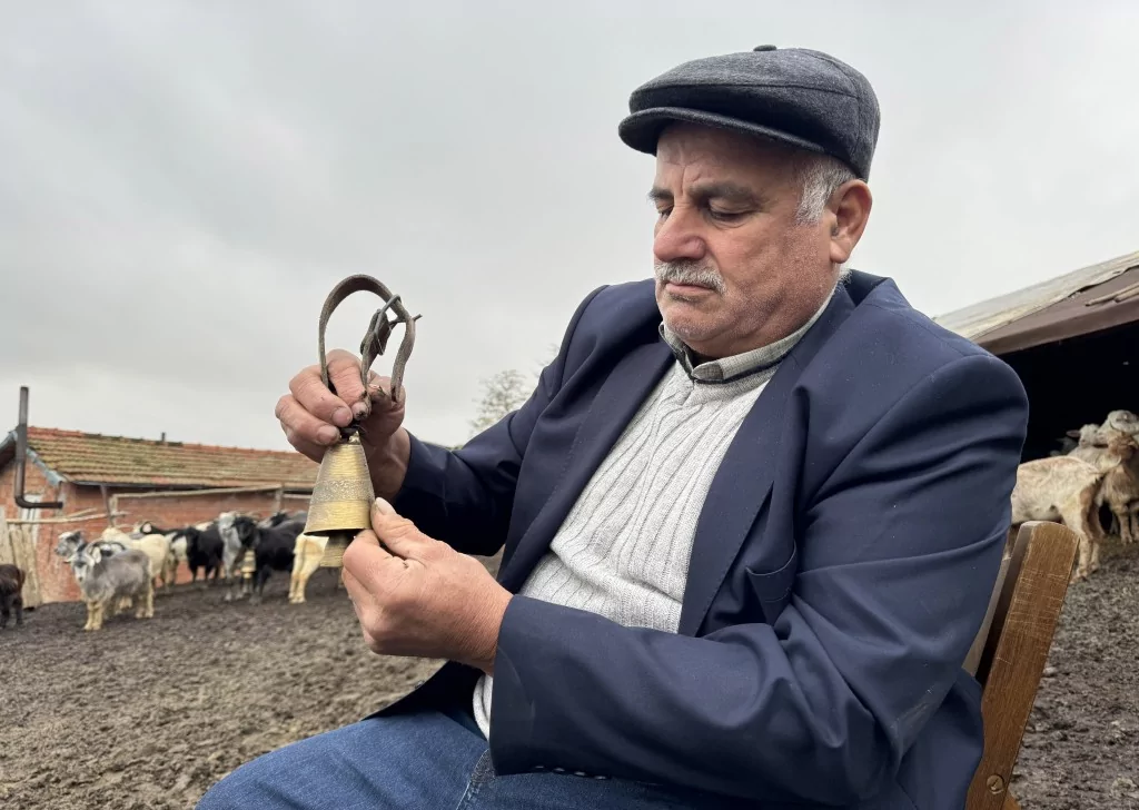 Tekirdağ'da keçi yetiştiren yaşlı adam çanlarla müzik yapıyor