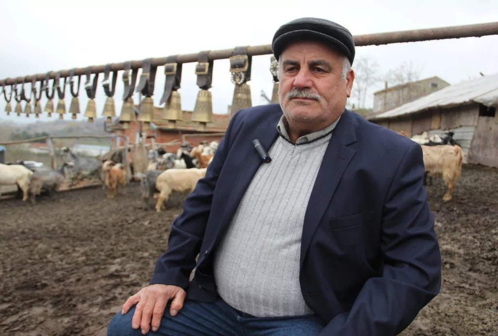 Tekirdağ'da keçi yetiştiren yaşlı adam çanlarla müzik yapıyor