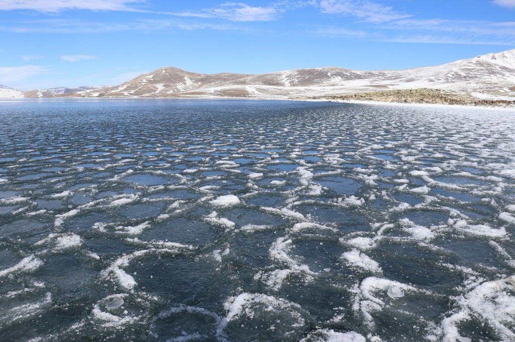 Ağrı'da bulunan Balık Gölü'nün yüzeyi buzla kaplandı