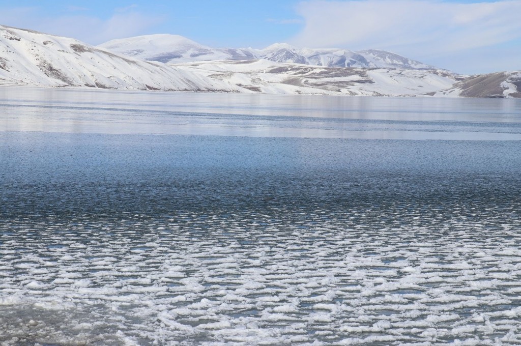 Ağrı'da bulunan Balık Gölü'nün yüzeyi buzla kaplandı