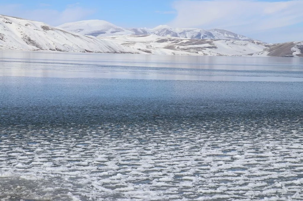 Ağrı'da bulunan Balık Gölü'nün yüzeyi buzla kaplandı