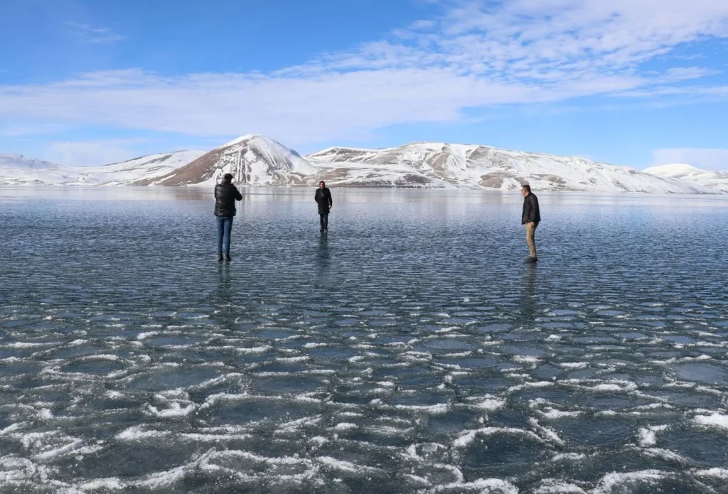 Ağrı'da bulunan Balık Gölü'nün yüzeyi buzla kaplandı