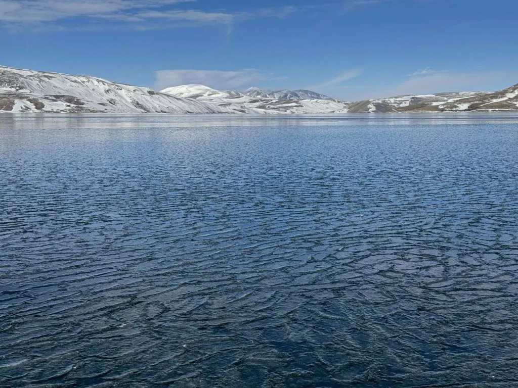 Ağrı'da bulunan Balık Gölü'nün yüzeyi buzla kaplandı