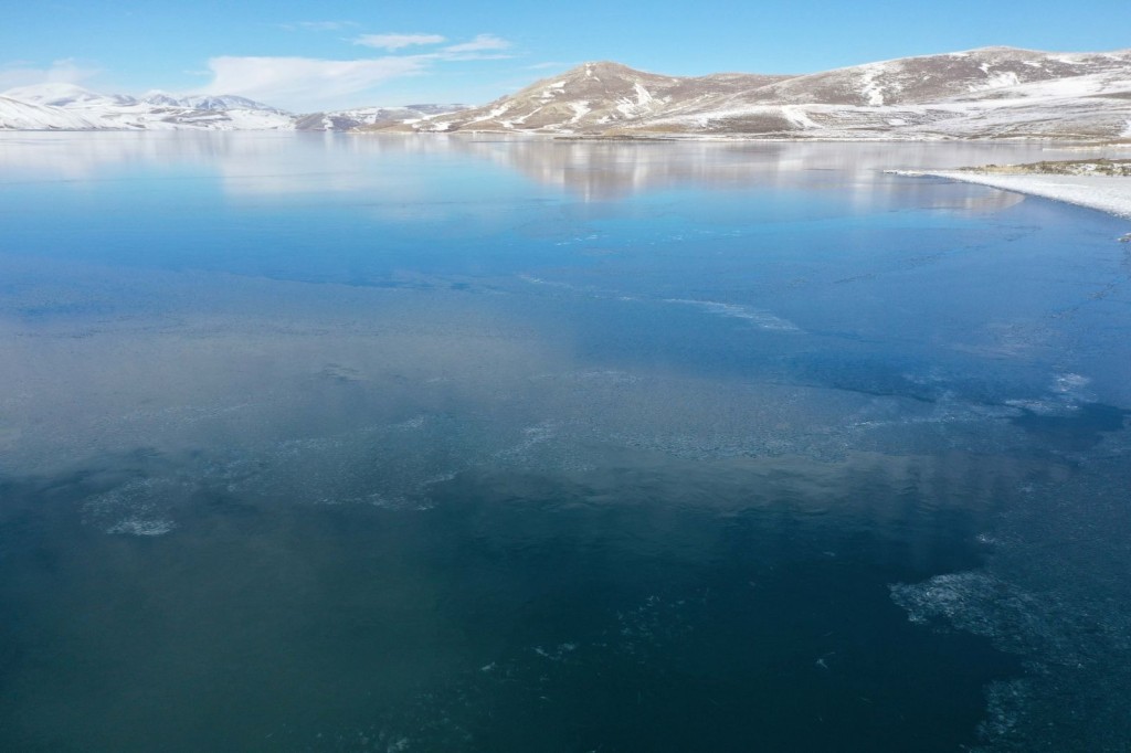 Ağrı'da bulunan Balık Gölü'nün yüzeyi buzla kaplandı