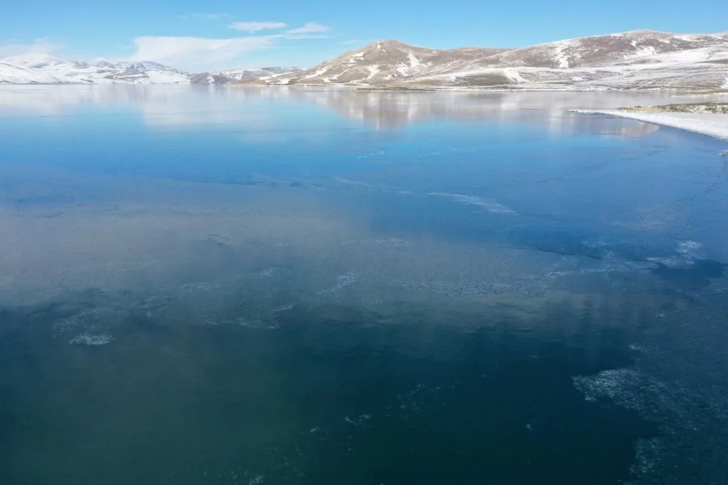 Ağrı'da bulunan Balık Gölü'nün yüzeyi buzla kaplandı