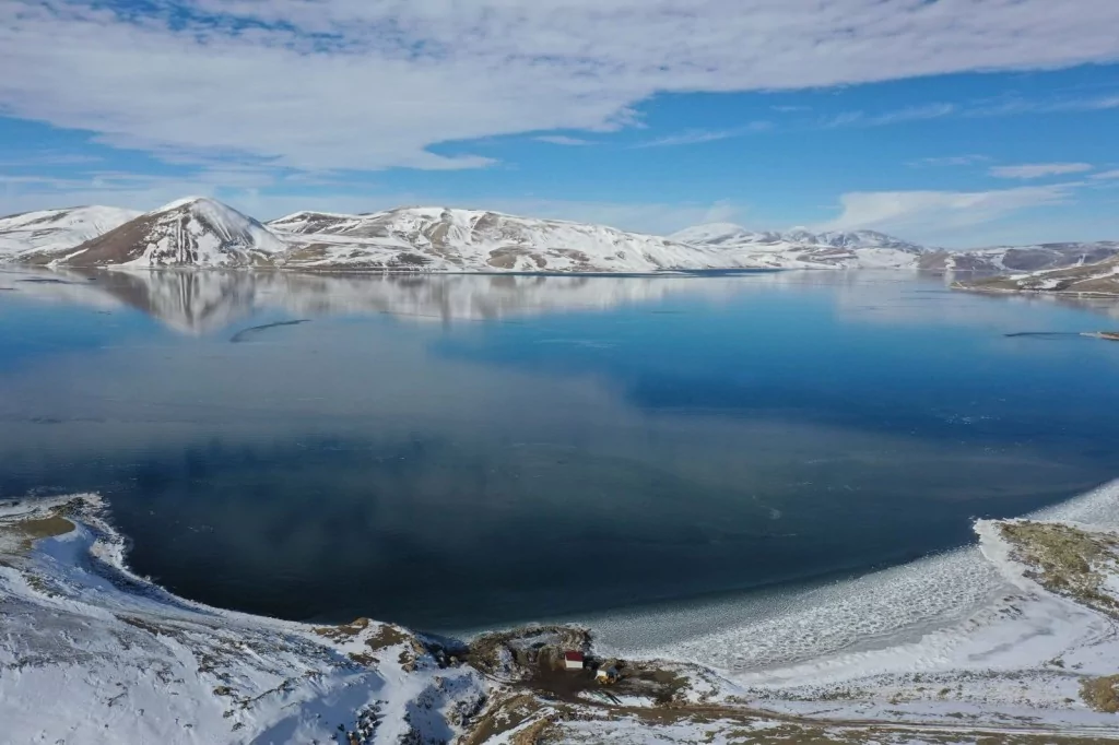 Ağrı'da bulunan Balık Gölü'nün yüzeyi buzla kaplandı