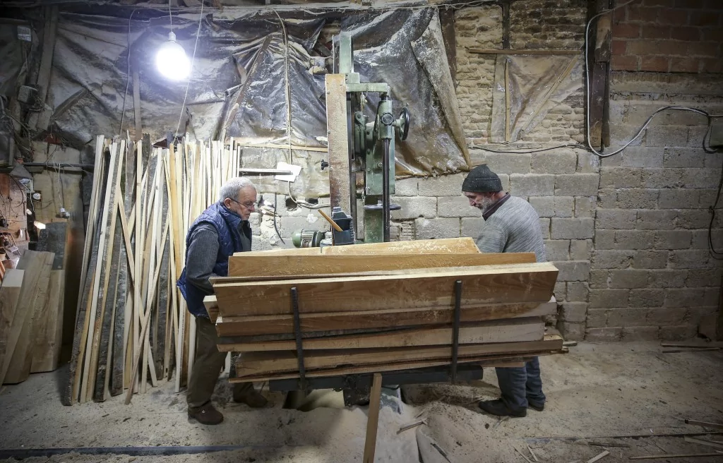 Bursalı Enver usta 60 yıldır mesleğini devam ettiriyor