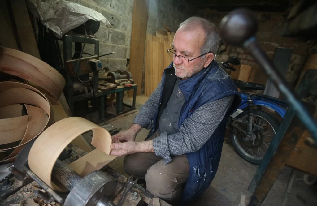 Bursalı Enver usta 60 yıldır mesleğini devam ettiriyor