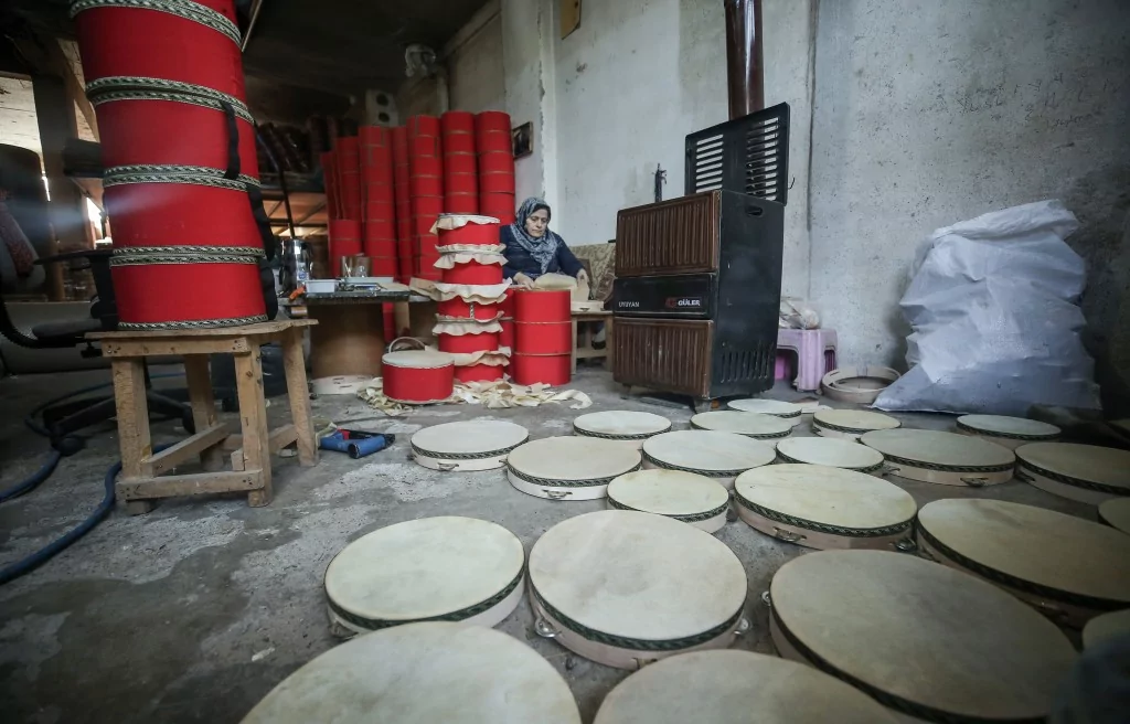 Bursalı Enver usta 60 yıldır mesleğini devam ettiriyor