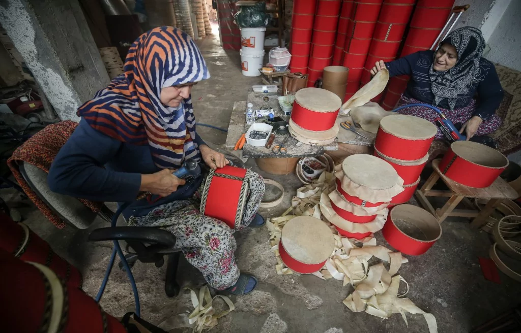 Bursalı Enver usta 60 yıldır mesleğini devam ettiriyor