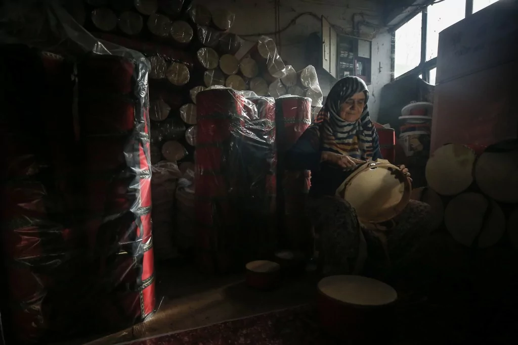 Bursalı Enver usta 60 yıldır mesleğini devam ettiriyor