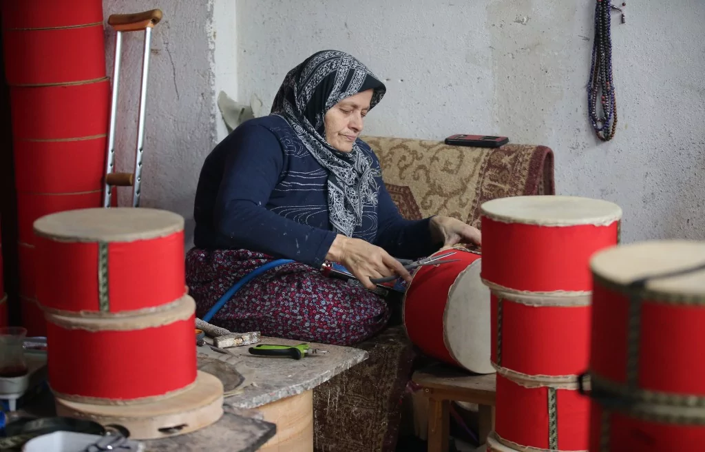 Bursalı Enver usta 60 yıldır mesleğini devam ettiriyor