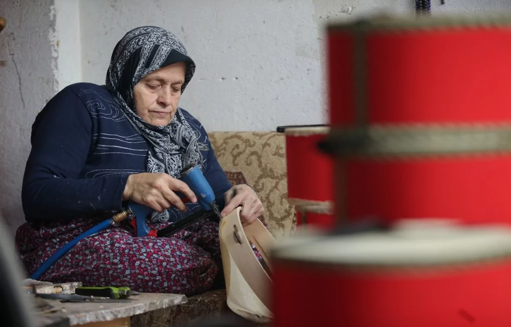 Bursalı Enver usta 60 yıldır mesleğini devam ettiriyor