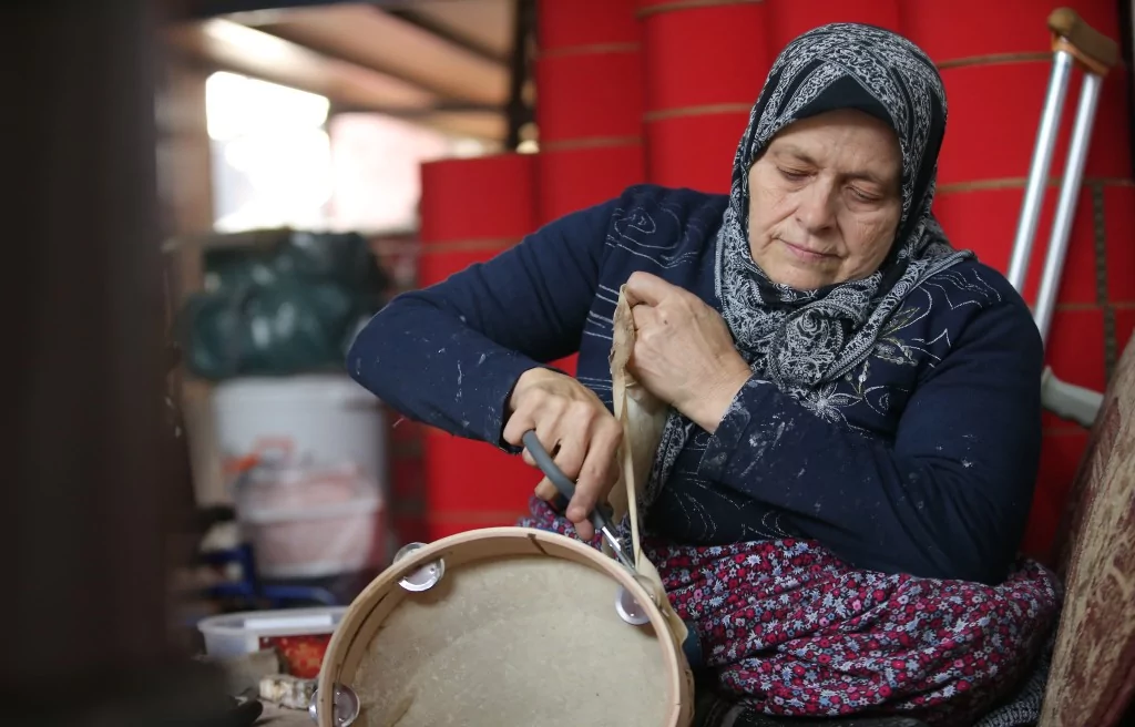 Bursalı Enver usta 60 yıldır mesleğini devam ettiriyor