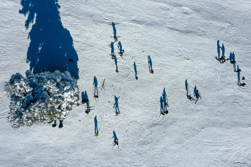 Bursa Uludağ'da kar yağışıyla birlikte turist akını