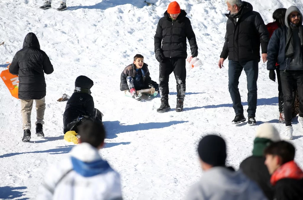 Bursa Uludağ'da kar yağışıyla birlikte turist akını