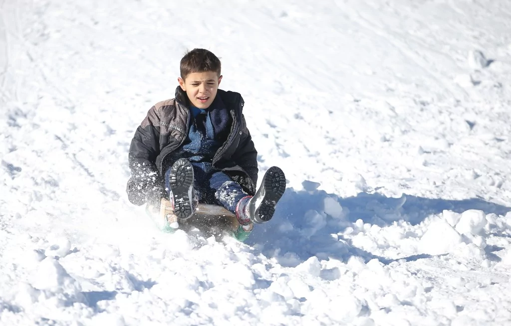 Bursa Uludağ'da kar yağışıyla birlikte turist akını