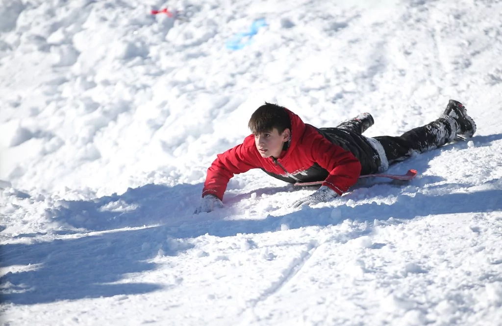 Bursa Uludağ'da kar yağışıyla birlikte turist akını