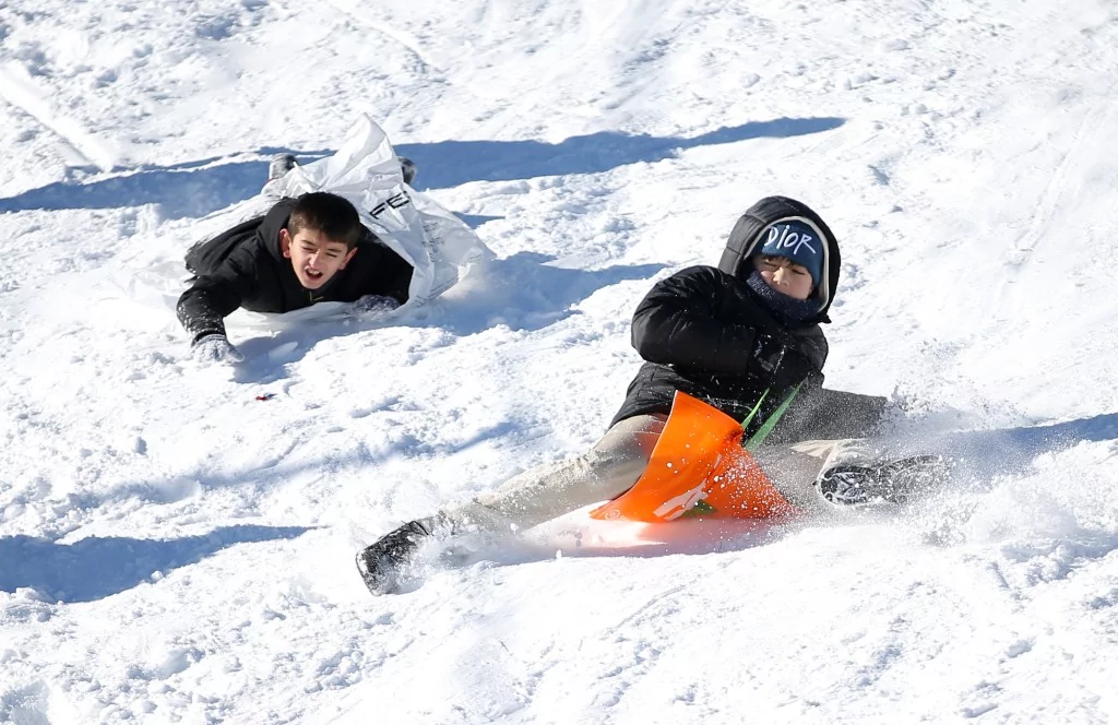 Bursa Uludağ'da kar yağışıyla birlikte turist akını