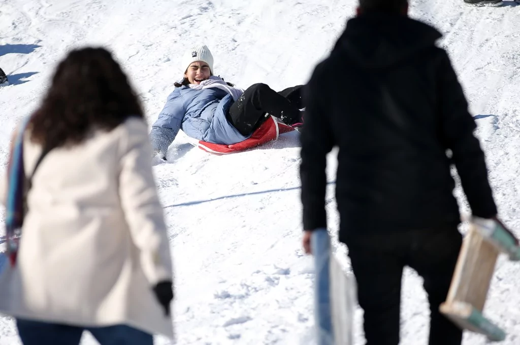 Bursa Uludağ'da kar yağışıyla birlikte turist akını