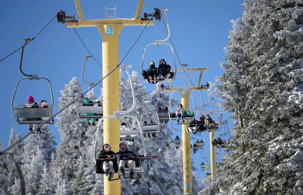 Bursa Uludağ'da kar yağışıyla birlikte turist akını