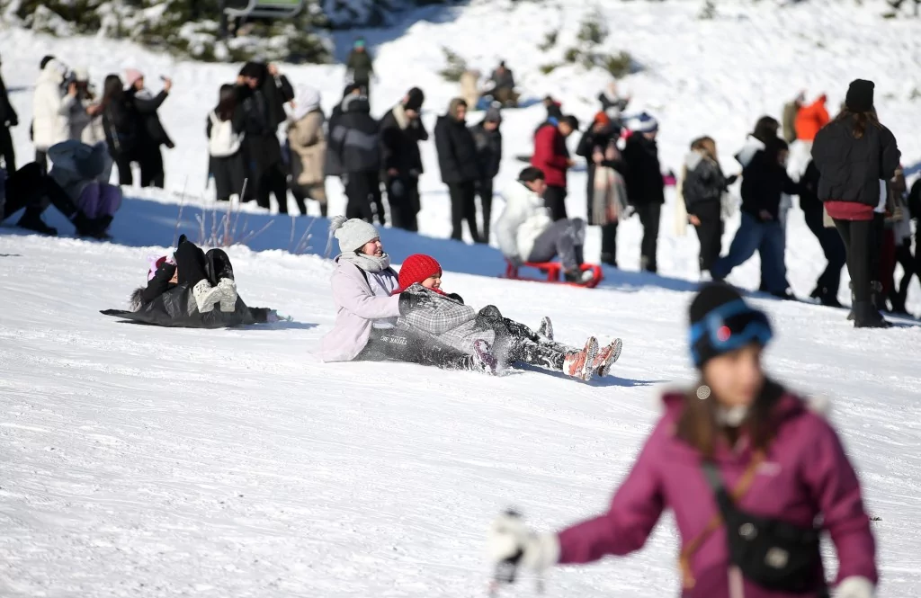 Bursa Uludağ'da kar yağışıyla birlikte turist akını