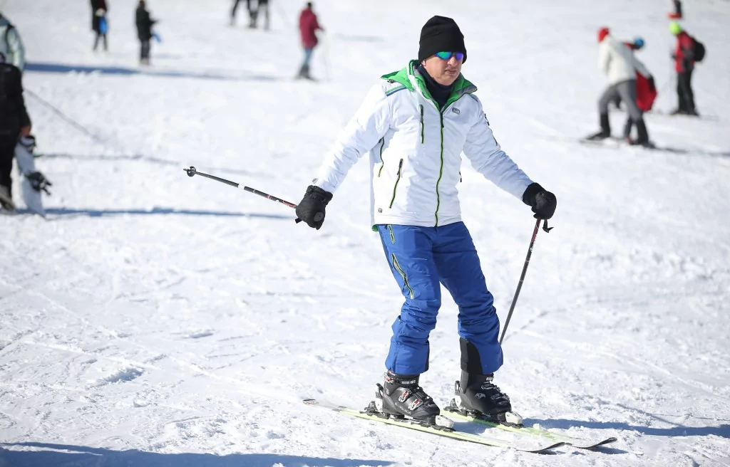 Bursa Uludağ'da kar yağışıyla birlikte turist akını