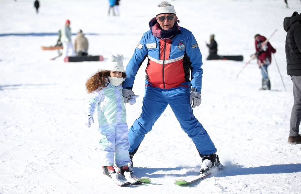 Bursa Uludağ'da kar yağışıyla birlikte turist akını