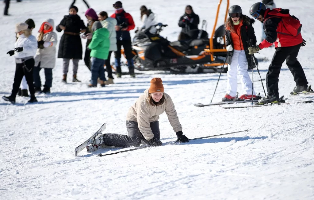Bursa Uludağ'da kar yağışıyla birlikte turist akını