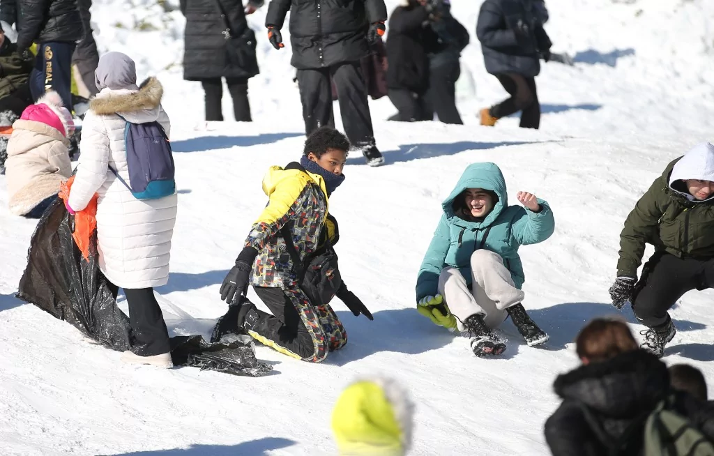 Bursa Uludağ'da kar yağışıyla birlikte turist akını