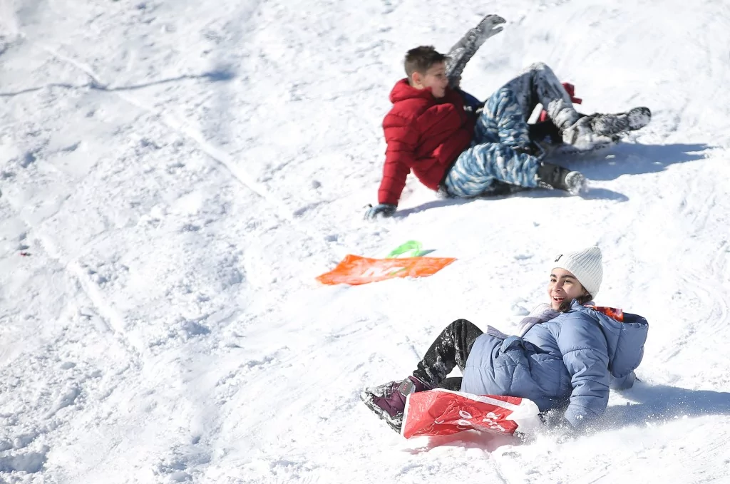 Bursa Uludağ'da kar yağışıyla birlikte turist akını
