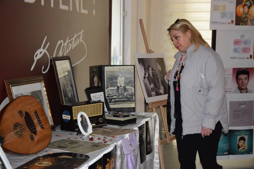 Zeki Müren'in sahne kostümleri ve eserleri sergilendi