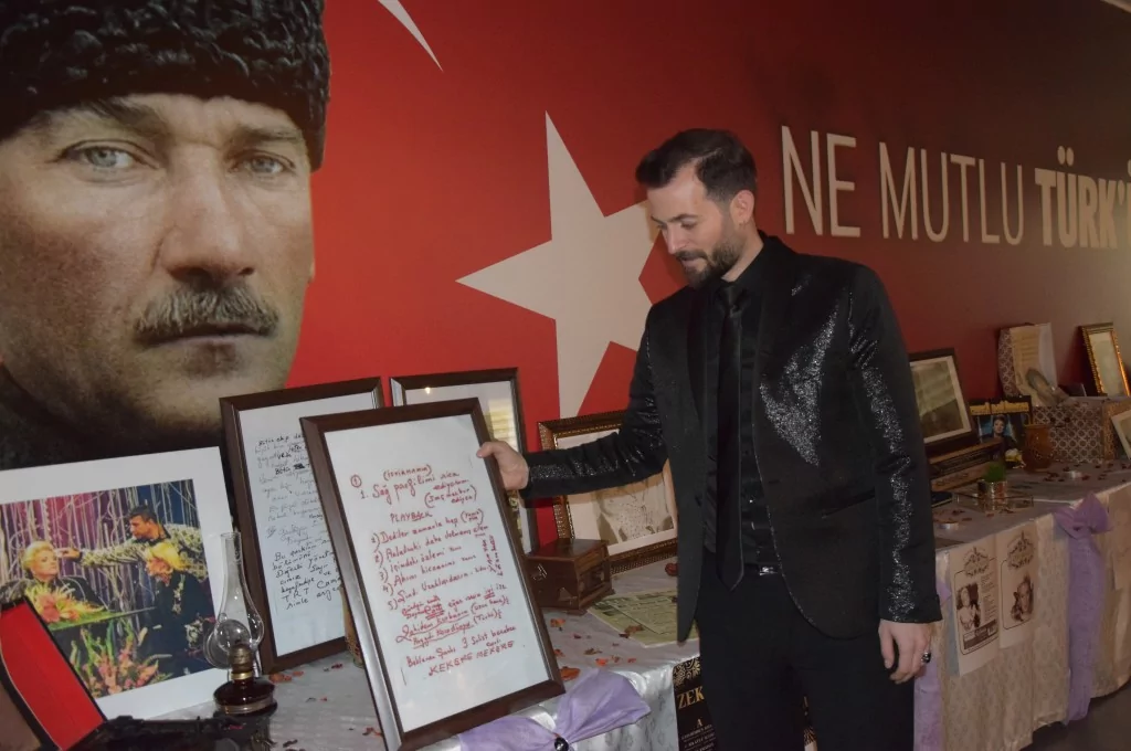 Zeki Müren'in sahne kostümleri ve eserleri sergilendi