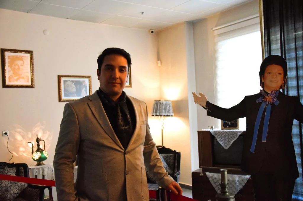 Zeki Müren'in sahne kostümleri ve eserleri sergilendi