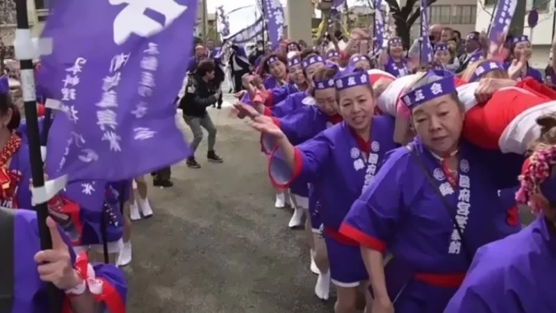 1250 yıllık "çıplak festival": Tarihte ilk kez kadınlar da katıldı