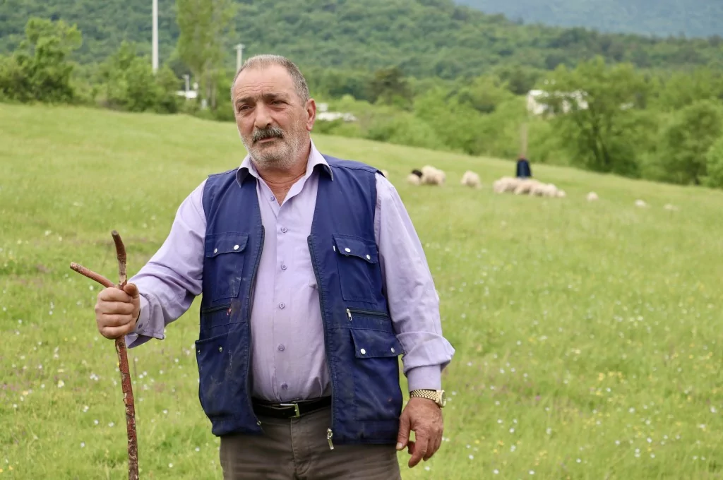 Bursa'da 20 günlük kuzu sahibinin peşinden ayrılmıyor