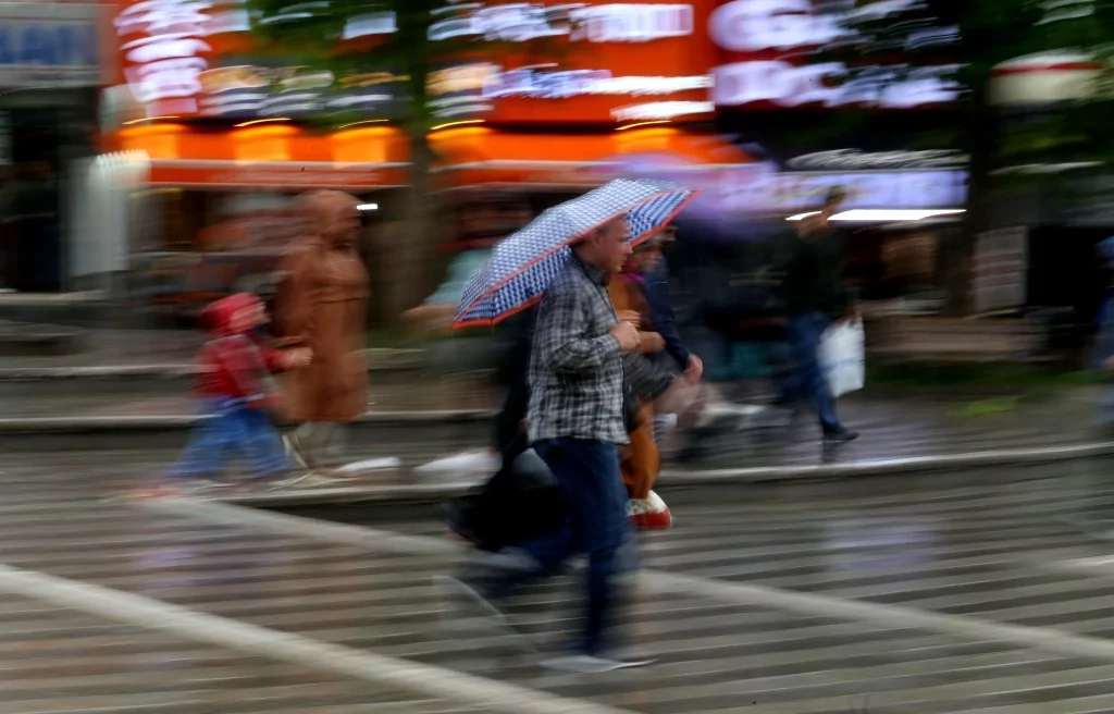 Bursa'dan yağmur manzaraları... Kaçan da var tadını çıkaran da