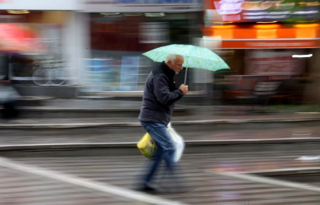 Bursa'dan yağmur manzaraları... Kaçan da var tadını çıkaran da