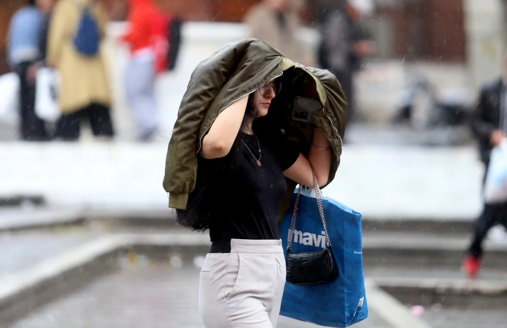 Bursa'dan yağmur manzaraları... Kaçan da var tadını çıkaran da