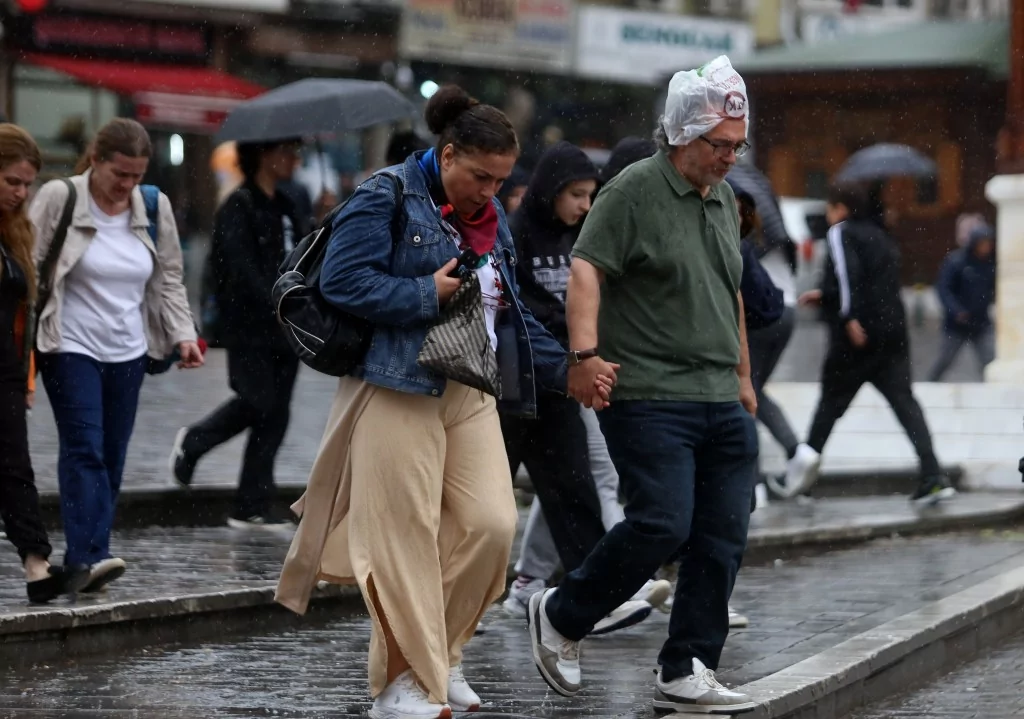 Bursa'dan yağmur manzaraları... Kaçan da var tadını çıkaran da