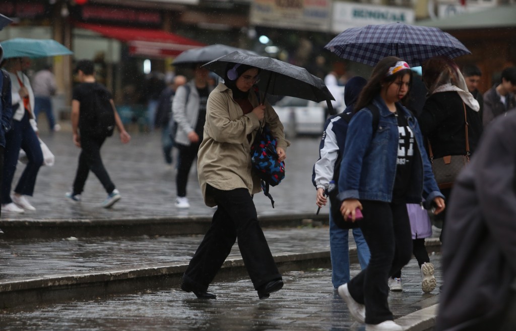 Bursa'dan yağmur manzaraları... Kaçan da var tadını çıkaran da