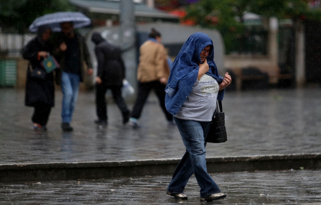 Bursa'dan yağmur manzaraları... Kaçan da var tadını çıkaran da