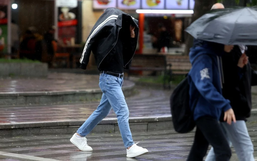 Bursa'dan yağmur manzaraları... Kaçan da var tadını çıkaran da