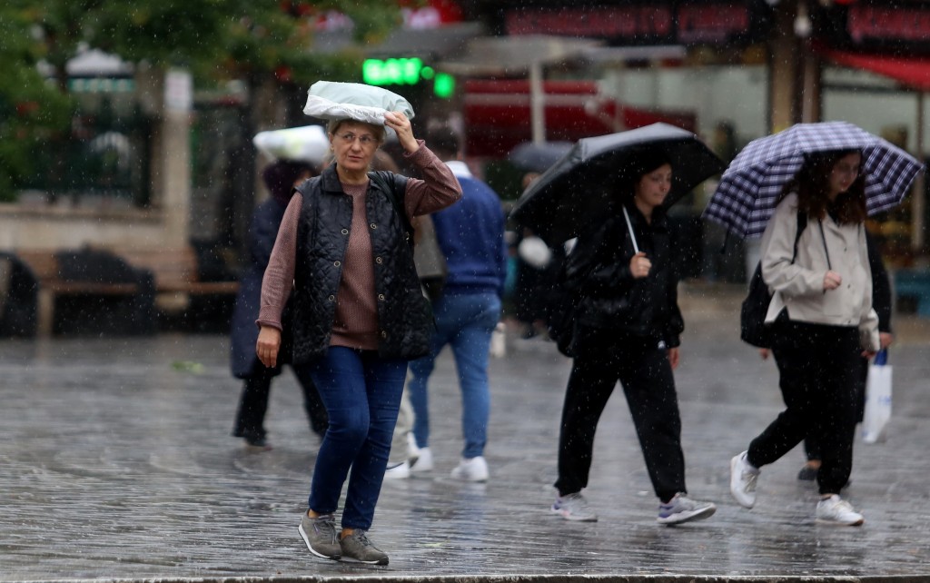Bursa'dan yağmur manzaraları... Kaçan da var tadını çıkaran da