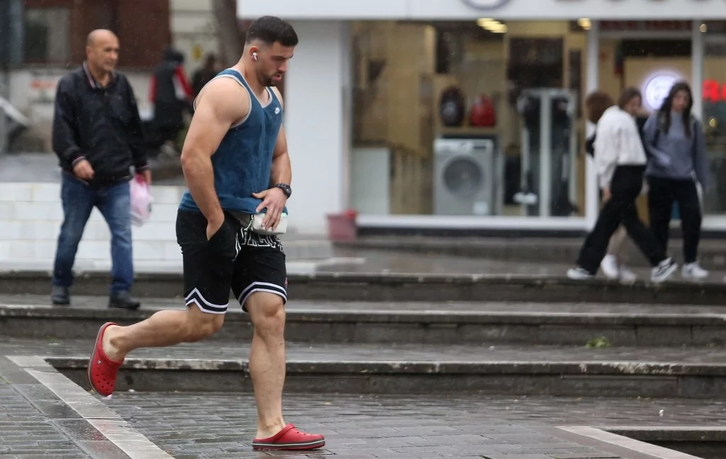 Bursa'dan yağmur manzaraları... Kaçan da var tadını çıkaran da